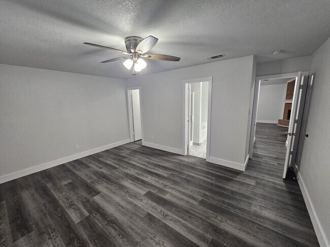 Foto del edificio - 919 Crestwood Dr