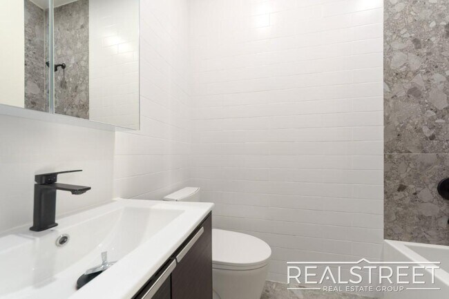 Foto del edificio - Modern Two-Bedroom Duplex in Prime Clinton Hill – One Block from Pratt University