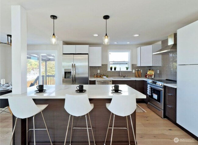 Building Photo - Stunning Remodeled Home in West Seattle
