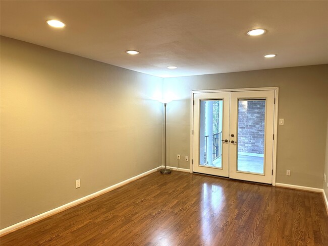 Building Photo - 359 N Post Oak Ln
