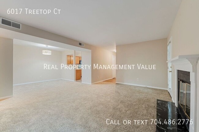 Foto del edificio - 6017 Treetop Ct