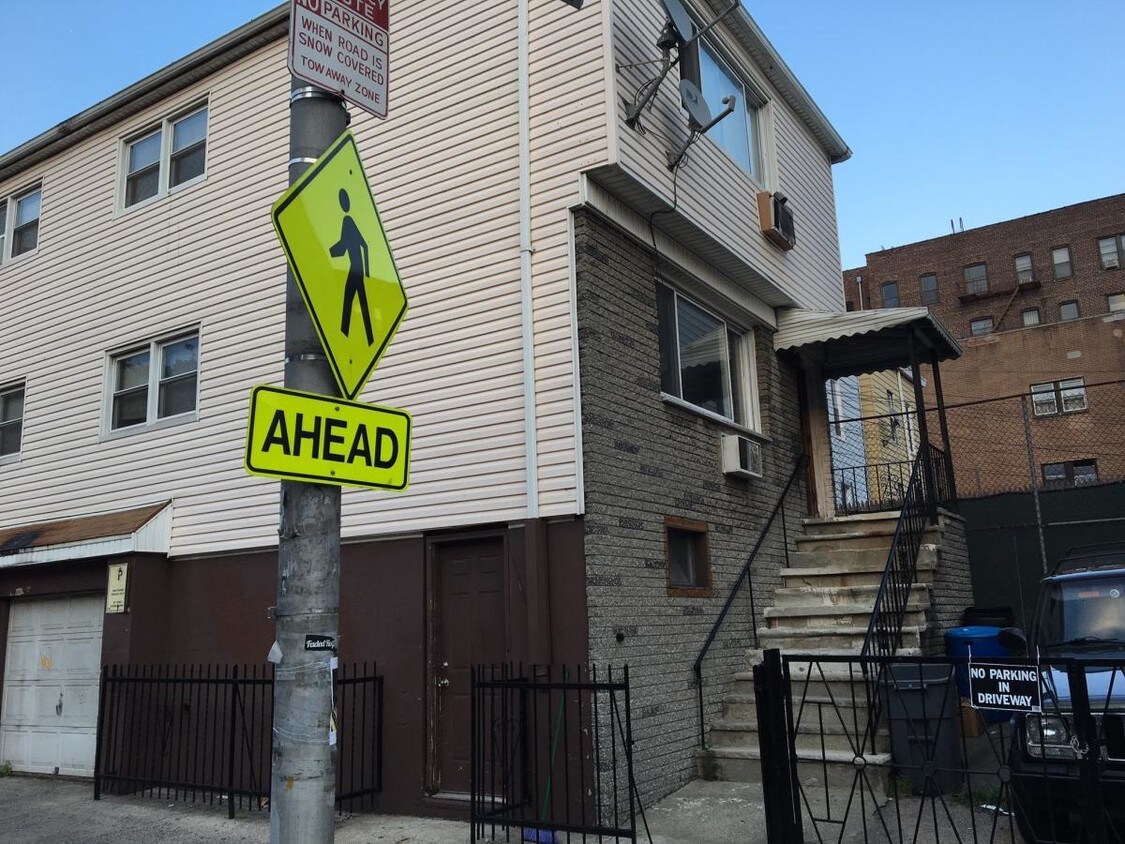 Primary Photo - 602 West Side Ave