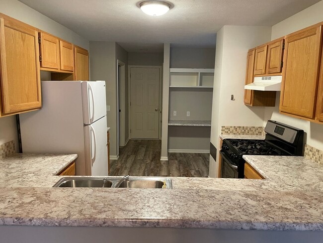 Building Photo - 3 bed / 3.5 bath Grand Ridge townhome avai...