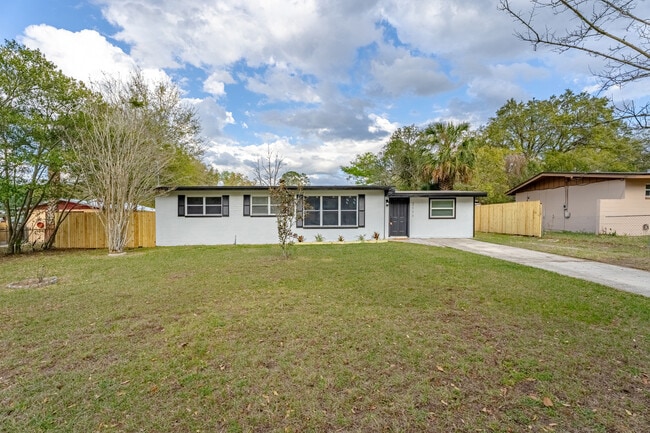 Building Photo - 2111 Bourget Dr