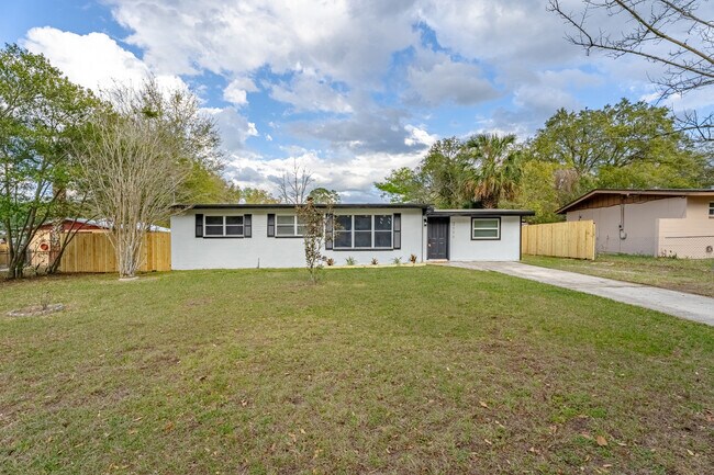 Foto del edificio - 2111 Bourget Dr