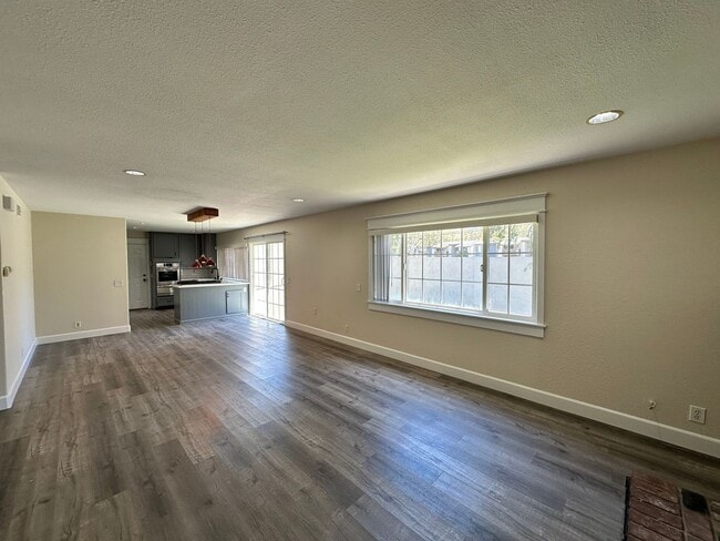 Building Photo - Costa Mesa Upgraded 4 bed 2 bath House in Prime location