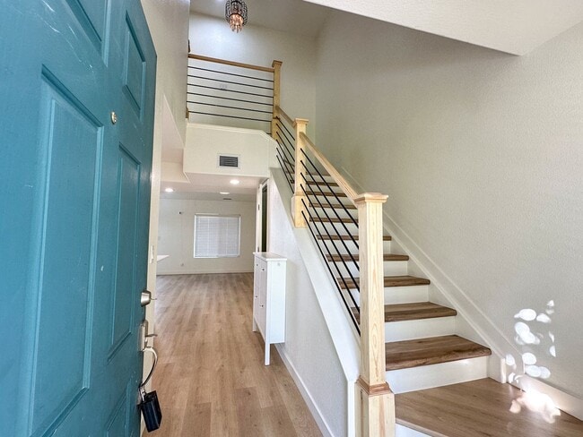 Foto del edificio - Beautifully Remodeled TownHome Near DIA