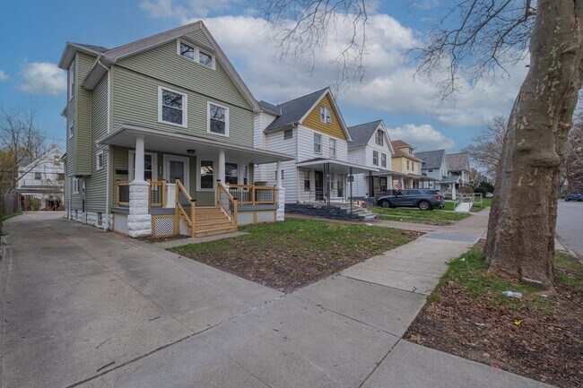 Building Photo - Fully renovated house located on Cleveland...