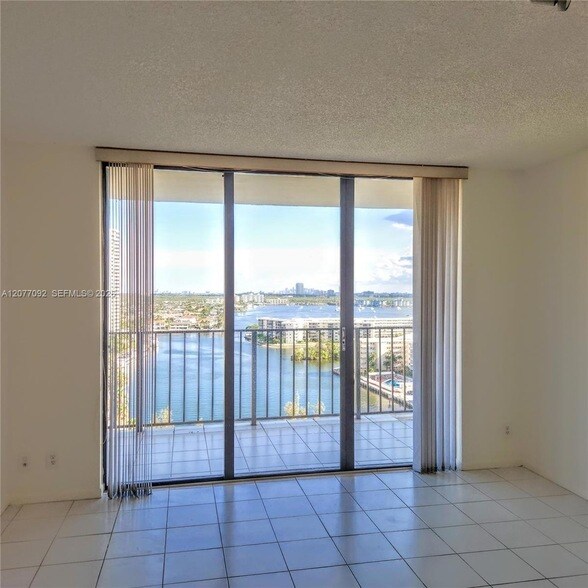 Foto del edificio - 18151 NE 31st Ct