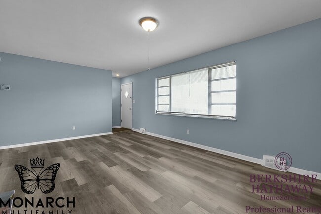 Building Photo - 3 Bedroom Home For Rent