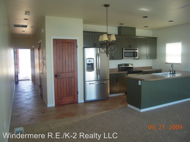 Building Photo - 1704 W Marina Dr