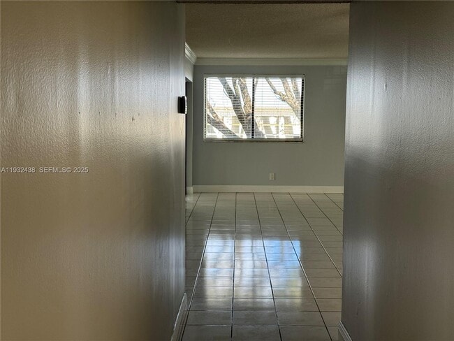 Building Photo - 185 Lakeview Dr