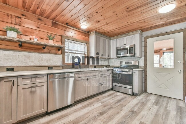 Foto del edificio - 230 Silver Maple Ln