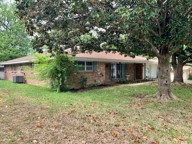 Building Photo - Coming Soon! Spacious 3 Bedroom, 2 Full Ba...