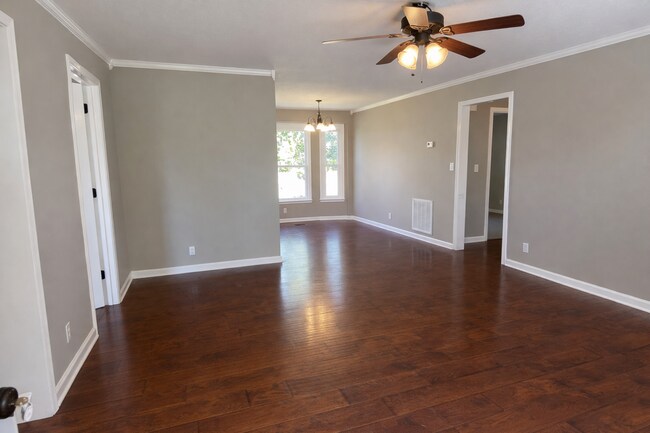 Foto del edificio - $1500 3 Bedroom 2 Bath Modern Brick Home!