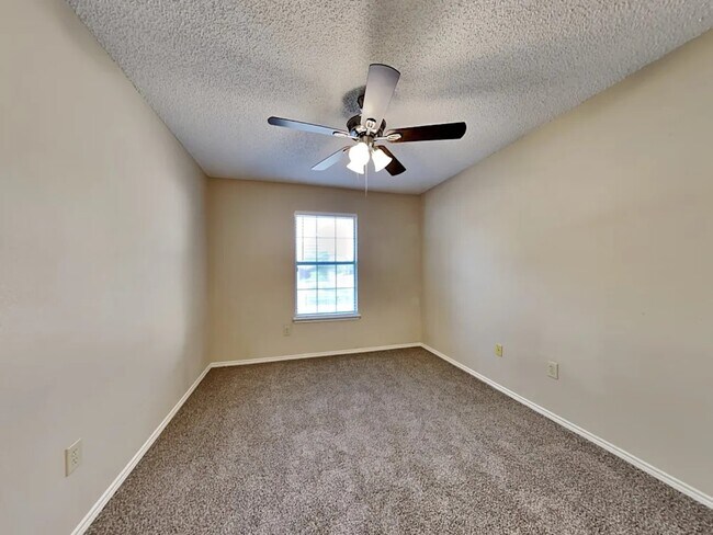 Foto del edificio - 923 Teakwood Ln