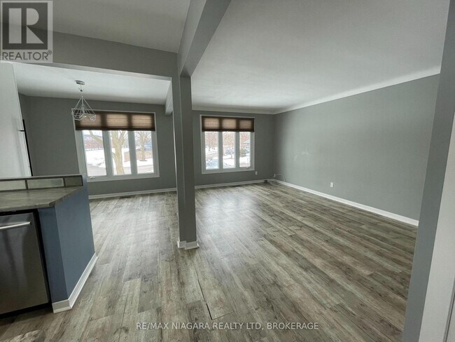 Building Photo - 5879 Brooks Crescent