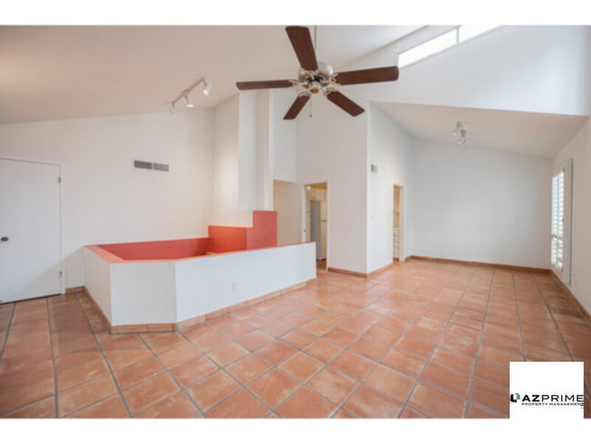 Building Photo - Charming 2/1.5 Phoenix Condo!