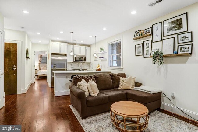 Foto del edificio - 3937 Davis Pl NW