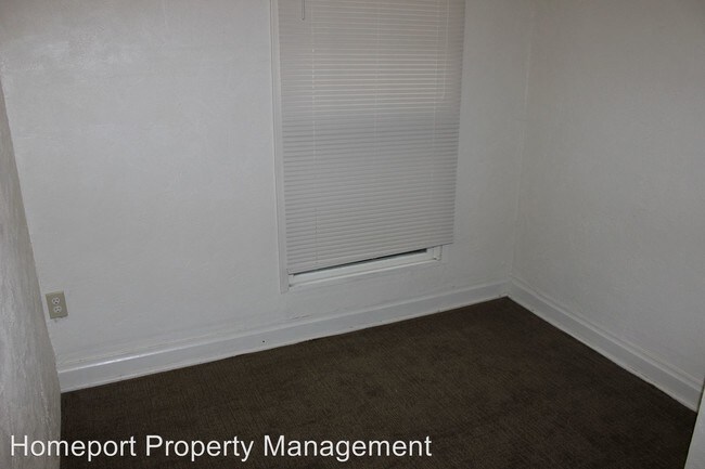 Building Photo - 451 SW Twin Oaks Cir