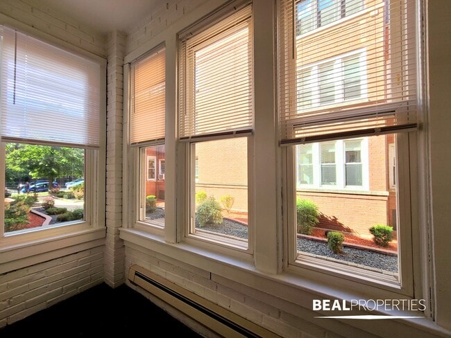 Building Photo - 4423 N Wolcott Ave