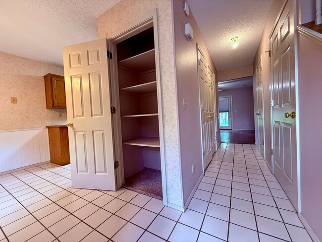 Building Photo - 1404 Camellia Dr