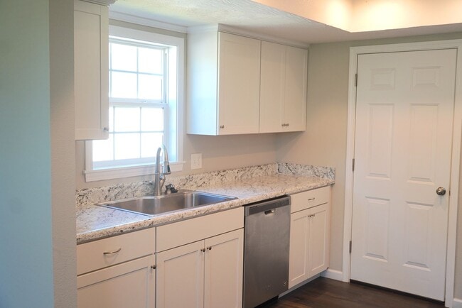 Building Photo - Adorable 3-Bed, 2-Bath Home with 2-Car Garage in Prime Location!