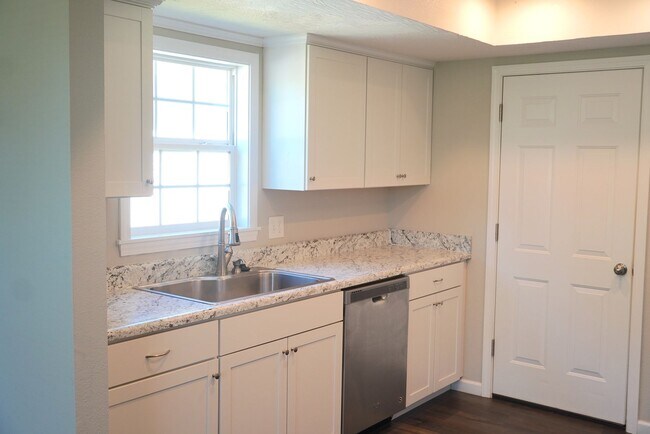 Foto del edificio - Adorable 3-Bed, 2-Bath Home with 2-Car Garage in Prime Location!