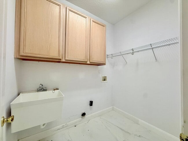 Building Photo - 11400 Lovers Ln