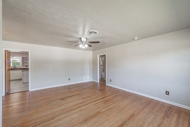 Foto del edificio - Beautiful South Hills home featuring 3 bed...