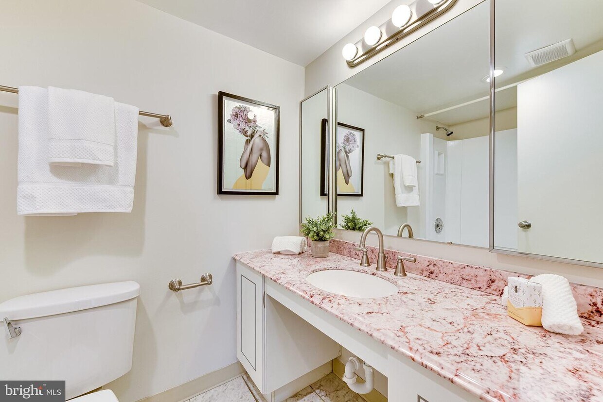 Foto principal - 8370 Greensboro Dr