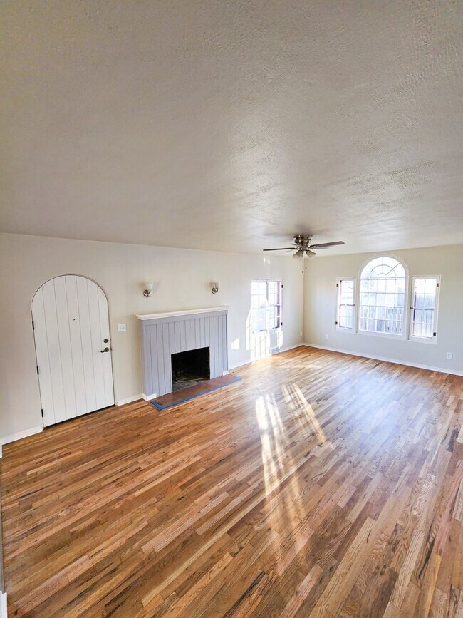 Foto del edificio - Charming Home with Large Backyard!