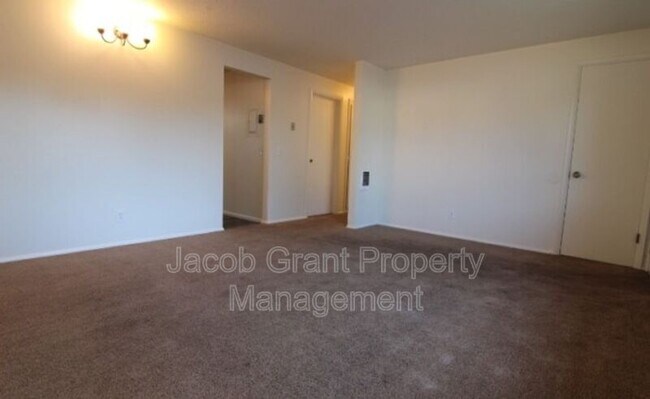Building Photo - 121 S 2nd W