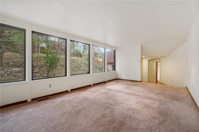 Building Photo - 740 Olivant Pl