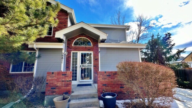 Building Photo - Quiet Colorful End Unit 3 Bed 2 Bath Townh...