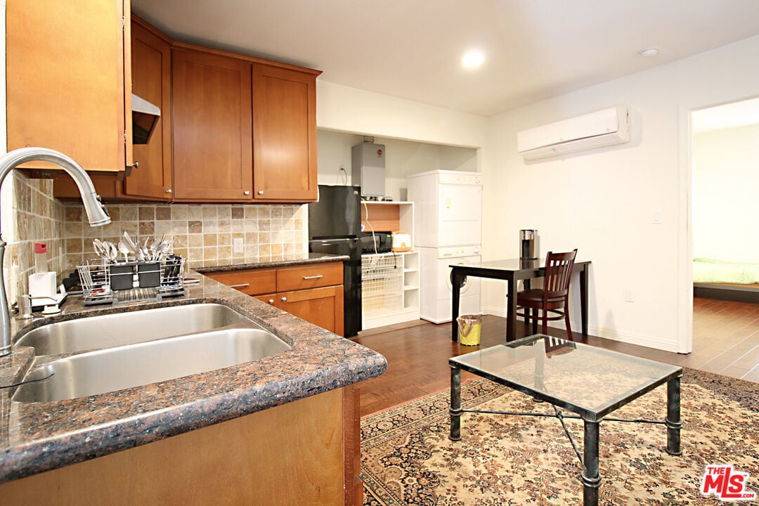 Primary Photo - 4848 Oakwood Ave