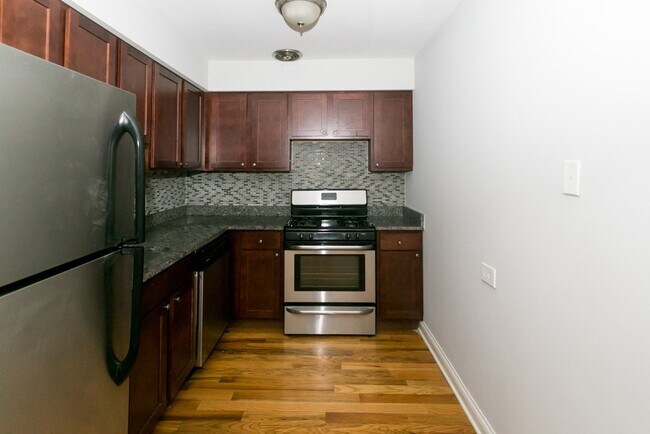 Building Photo - 696 Elm Pl