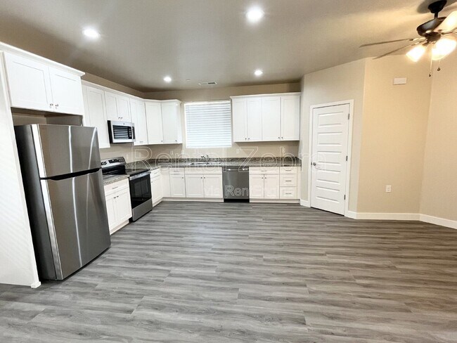 Foto del edificio - 1353 Carlsbad Dr