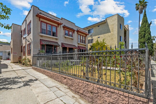 Foto del edificio - 521 N Heliotrope Dr