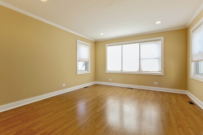 Building Photo - 5925 W Touhy Ave