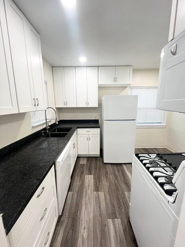 Foto del edificio - GREAT LOCATION IN SOUTH PARK! 1BD/1BA UPST...