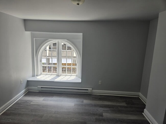 Building Photo - 817 Linden St