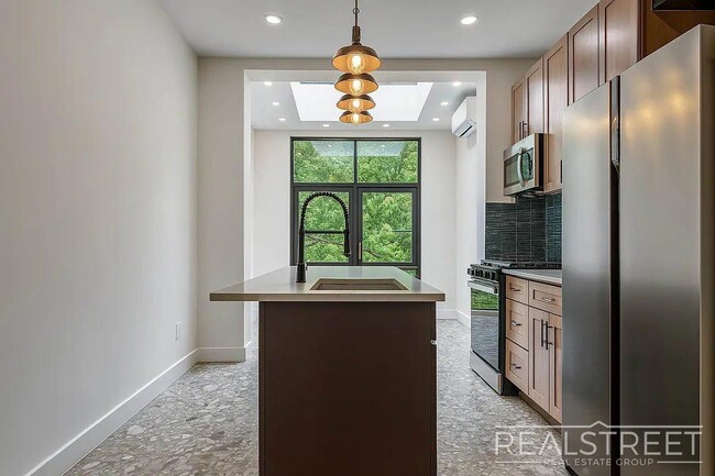Building Photo - Williamsburg Gem – Brand New 3-Bed, 1.5-Ba...