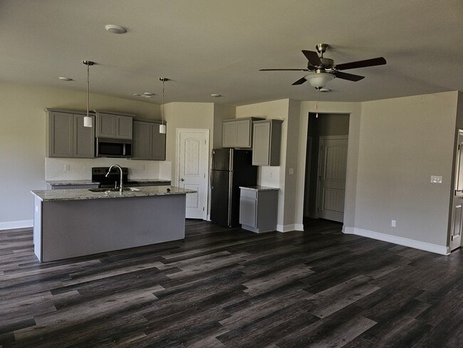 Foto del edificio - Available Now!