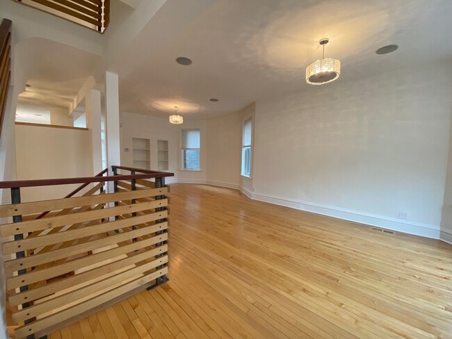 Foto del edificio - 2441 N Mozart St