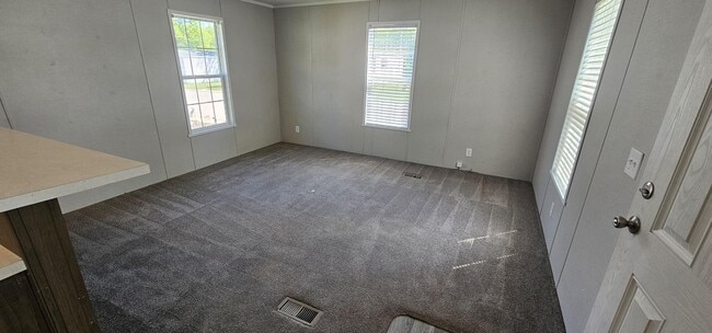 Building Photo - 318 Tulip Ln