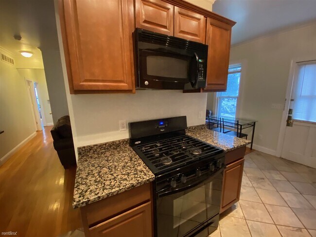 Foto del edificio - 6 br, 2 bath House - 504 Lawrence St Apt 1