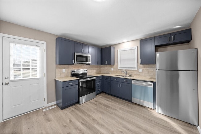 Building Photo - 19 Manor Dr