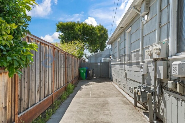 Building Photo - Unit
