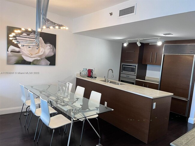 Building Photo - 475 Brickell Ave